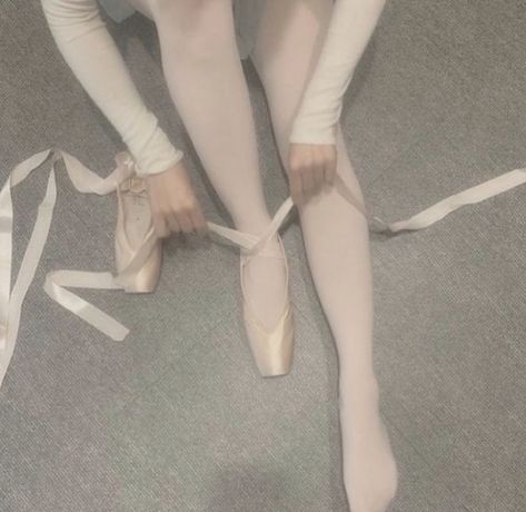 #ballet #balayage #balletdancer #coquette #fashion #explorepage #softaesthetic Ballet Beauty, Charmmy Kitty, Ballet Inspiration, Dancing Aesthetic, White Swan, كريستيانو رونالدو, Ballet Girls, Pointe Shoes, Swan Lake