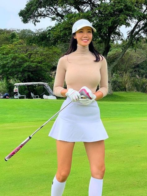 Black Women Golf Outfit, Black Golfer Girl Aesthetic, Female Golf Outfits, Women’s Golf Attire, Female Golfer Aesthetic, Korean Golf Outfit, College Golf Womens, Girls Skirts Fashion, Golf Zone