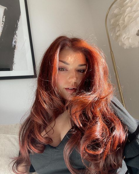 Red hair girl selfie. Black romantic top. Jessica rabbit hair. Voluminous hair Red Copper Hair, Red Hair Outfits, Pretty Red Hair, Red Copper Hair Color, Red Hair Looks, Copper Red Hair, Red Era, Plum Hair, Girl Hair Colors