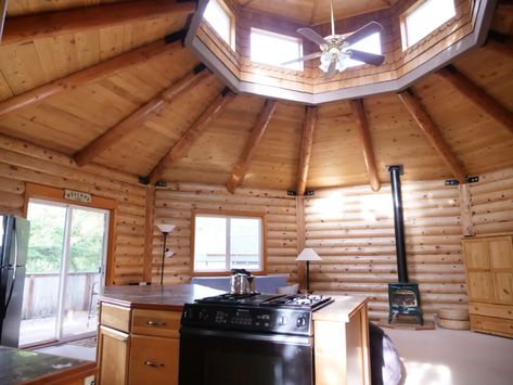 Unique Octagon Log Cabin - Cabins for Rent in Nehalem Tree House Playground, Hexagon House, Yurt Home, Unusual House, Octagon House, House Bedroom Ideas, Timber Logs, Small Bungalow, Small House Interior