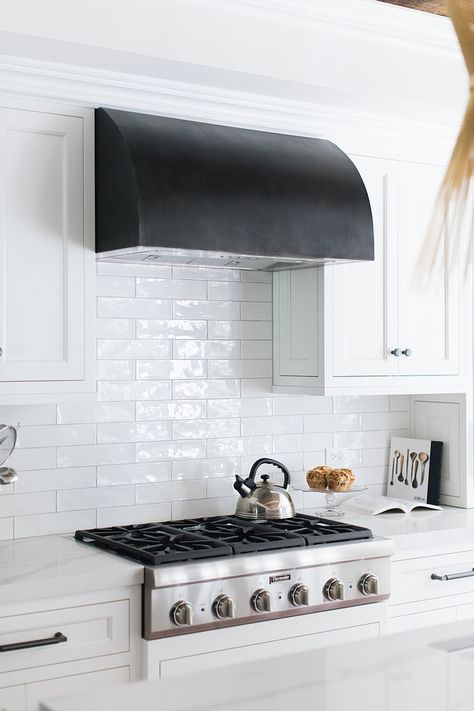 Black and White Modern Farmhouse - Home Bunch  Interior Design Ideas Black And White Modern Farmhouse, White Subway Tiles Kitchen Backsplash, White Subway Tile Kitchen, White Tile Kitchen Backsplash, White Modern Farmhouse, Subway Tile Backsplash Kitchen, White Kitchen Tiles, Home Bunch, White Subway Tiles