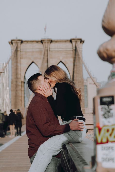 Couple Brooklyn Bridge, Tower Bridge Couple Photo, Brooklyn Bridge Picture Ideas Couple, Ny Couple Pictures, Brooklyn Bridge Couple Photoshoot, Couple Nyc Pictures, Brooklyn Couple Photoshoot, New York Photo Ideas Couple, Couple Photoshoot Bridge