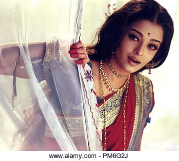 Film Still / Publicity Still from 'Devdas' Aishwarya Rai © 2002 Eros International Ltd. - Stock Image Devdas Aishwarya Rai, Aishwarya Rai Images, ऐश्वर्या राय, Aishwarya Rai Pictures, Bengali Bridal Makeup, Image Film, Aishwarya Rai Bachchan, Bridal Photoshoot, Vintage Bollywood