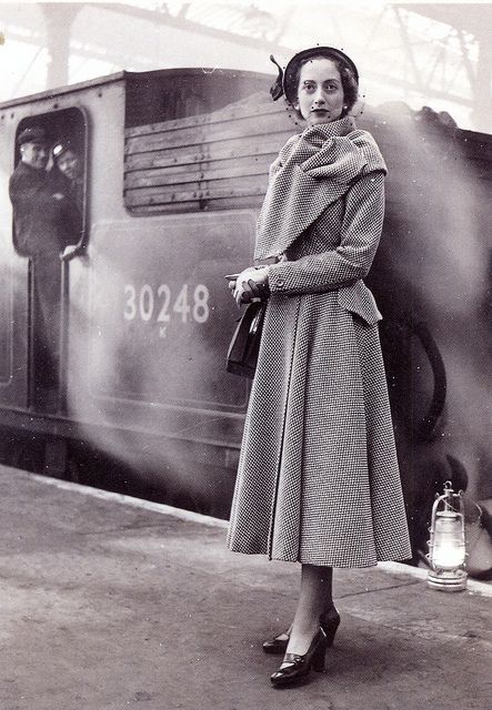 1949 - fashion for travel - london late 40s to early 50s coat long jacket scarf princess vintage fashion style shoes hat purse train 1940s Fashion Women, Hardy Amies, Fashion 1940s, Lee Miller, Design Moda, 40s Fashion, Retro Mode, Over 50 Womens Fashion, 1940s Fashion