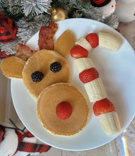 Santa Hat Pancakes, Pancake Santa Face, Fun Christmas Morning Breakfast, Pancake Christmas Breakfast, Christmas Morning Kids Breakfast, Rudolph Pancakes For Kids, Kids Christmas Pancakes, Christmas Shaped Pancakes, Easy Christmas Pancakes