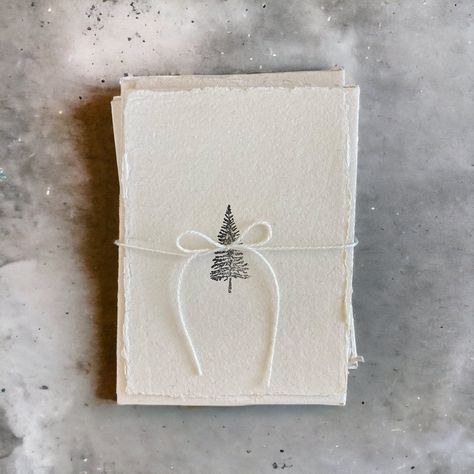 Christmas Cards Handmade Paper, Simple Christmas Paper Crafts, Christmas Card Aesthetic Handmade, Beautiful Christmas Cards Handmade, Christmas Cards Minimalist, Aesthetic Christmas Cards, Handmade Christmas Cards Ideas, Christmas Tree Cards Handmade, Minimal Christmas Card