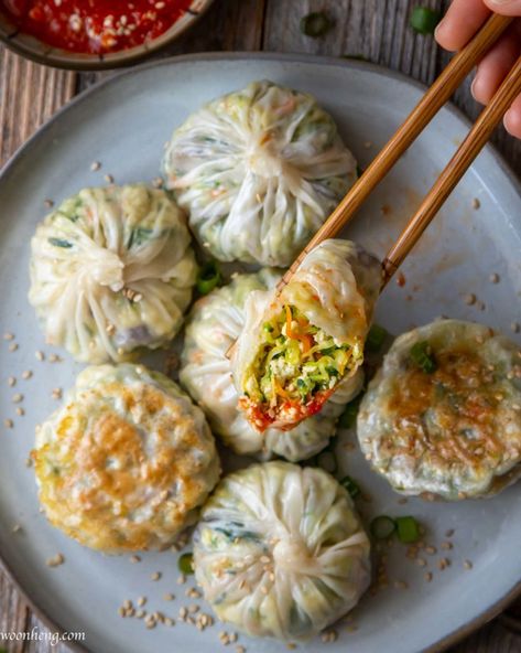 Koreansk Mat, Dumpling Wrapper, Vegan Dumplings, Best Dumplings, Plat Vegan, Dumpling Wrappers, Pot Stickers, Savory Food, Dumpling Recipe