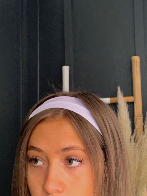 Aesthetic 90s Hairstyles, Band Hairstyles Headbands, Headband Aesthetic 90s, Hair Band Hairstyles Headbands, White Headband Hairstyles, 90s Hairband, Hair With Hairband, Hairstyles For Headbands, Hair Band Aesthetic