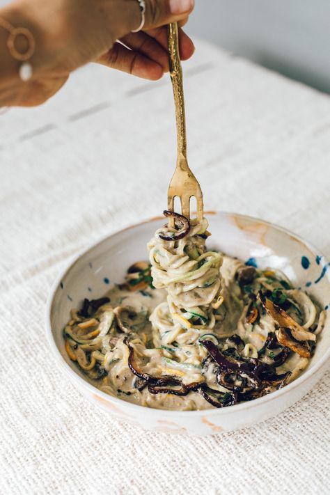 This creamy mushroom alfredo tastes absolutely delicious and just like a heart dish you thought you could ... Vegan Mushroom Alfredo, Walnut Bolognese, Mushroom Fettuccine, Vegetarian Entree, Creamy Kale, Mushroom Alfredo, Wholesome Life, Kale Pasta, Wine Butter