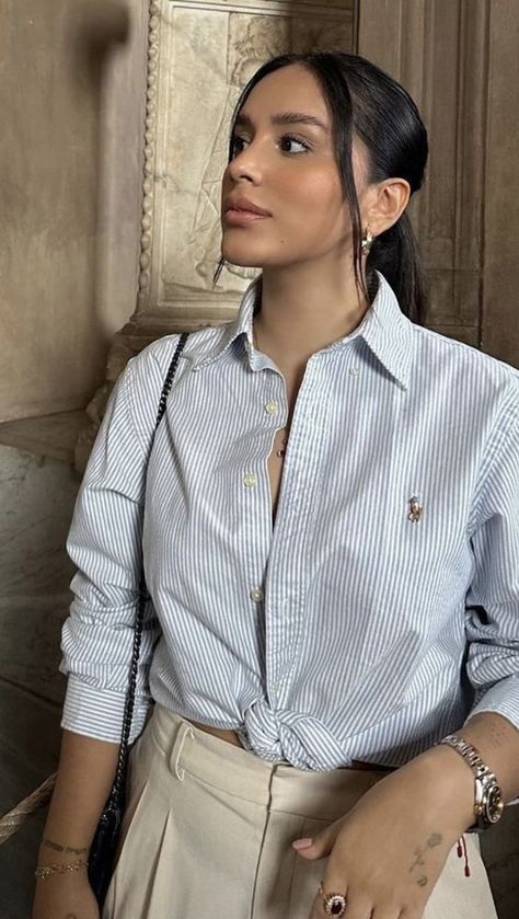 Polo Oxford Shirt Outfit Women's, Ralph Lauren Blue Shirt Women Outfit, Ralph Lauren Oxford Shirt Women Outfits, Polo Ootd Women, Old Money Shirts Women, Oxford Shirt Women Outfit, Old Money Shirt, Ralph Lauren Blue Shirt, Oxford Shirt Outfit