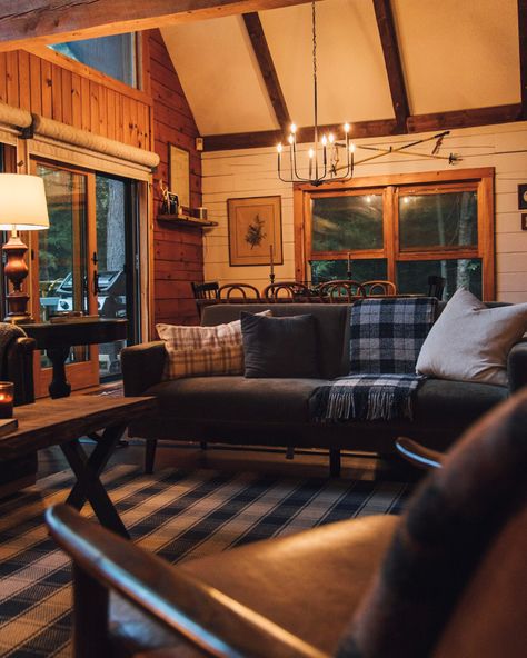 Cozy Cabin Aesthetic, Cabin Decor Ideas, Mountain Cabin Decor, Cabin Modern, Cabin Interior Design, Log Cabin Living, Log Cabin Interior, Log Home Interiors, Cabin Living Room