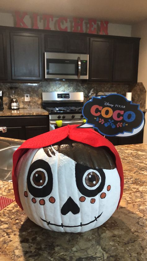 Coco Painted Pumpkin, Coco Pumpkin Carving, Coco Pumpkin Painting, Coco Trunk Or Treat, Catrina Pumpkin, Coco Pumpkin, Pumpkin Carving Easy, Diy Painted Pumpkins, Storybook Pumpkin