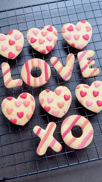 Winnie Wai-Ling Lee on Instagram: "LOVE cookies ❤️💕 a cookie idea I wanted to try during Christmas but I ran out of time. What do you think of this for Valentines? . . I love this technique as it’s all cookie dough and no icing required. Yay or Nay? . . #cookie #cookies #cookiedecorating #valentine #valentines #valentinesdayideas #valentinesdaytreats #cookiedesign #valentinesdaycookies #valentinesinspo #valentinesbaking #bakersofinstagram" Large Valentine Cookies, Cookie Dough Cookies, Valentines Cookie, Colored Cookies, Valentine Cookies Decorated, Valentine Sugar Cookies, Valentines Baking, Love Cookies, Donut Dessert