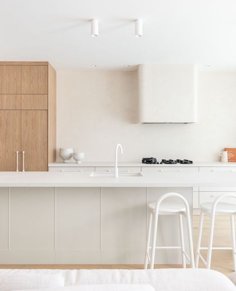 Your Town's latest Miami prize home utilised our white tapware and accessories to embody the essence of Gold Coast with its fresh and… | Instagram White Tapware, White Kitchen Counters, Modern Coastal Kitchen, Abi Interiors, Kitchen Wood, Space Projects, Built In Furniture, Coastal Kitchen, Kitchen Mixer