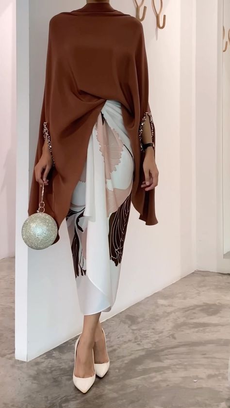 PiecesByRaeesa on Instagram: "Easily dress up or dress down as this piece is specially crafted with versatility and sophistication in mind.🤍 Contact us now at 019-329…" Mode Ab 50, Elegant Dresses Classy, Modesty Fashion, Muslimah Fashion Outfits, Modest Fashion Outfits, Muslimah Fashion, Moda Vintage, Abayas Fashion, Mode Hijab