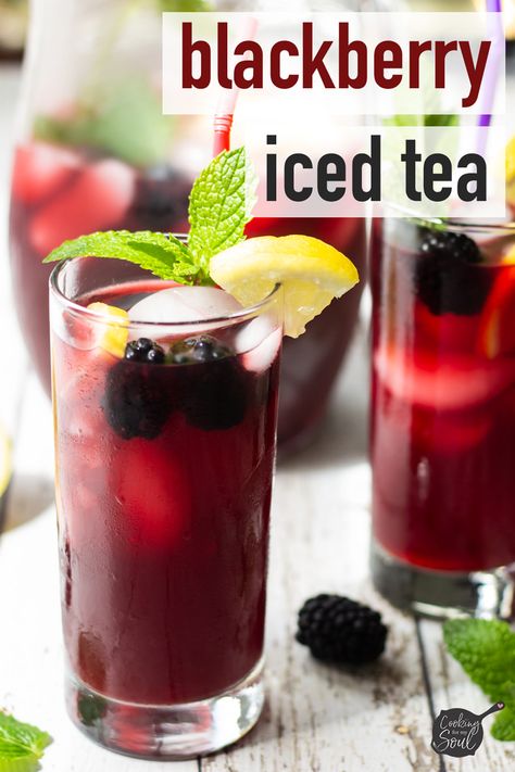 Blackberry Iced Tea! The perfect fruity iced tea drink #blackberrytea #blackberryicedtea #icedtea #icetea #tea | cookingformysoul.com Blackberry Iced Tea, Blackberry Lemonade, Blackberry Tea, Blackberry Recipes, Iced Tea Recipes, Recetas Keto, Hibiscus Tea, Lemonade Recipes, Sweet Tea