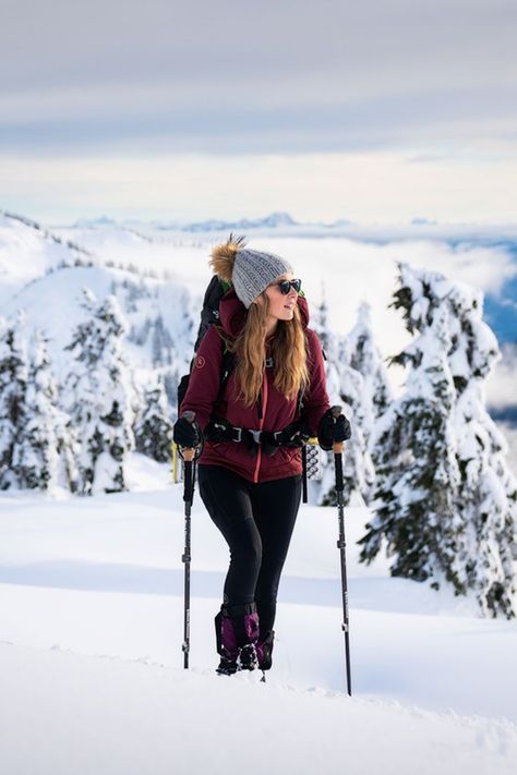 A woman hiking in the snow. Linked to a Complete Winter Camping and Hiking Guide. In this guide you can find a complete winter travel packing guide including gear, essentials, tips, and a full checklist. Trekking Outfit Women Mountain Winter, Trekking Outfit Women Mountain, Trekking Outfit Women Winter, Hiking Winter Outfit, Fall Camping Outfits, Winter Travel Packing, Winter Camping Gear, Summer Camp Outfits, Cold Camping