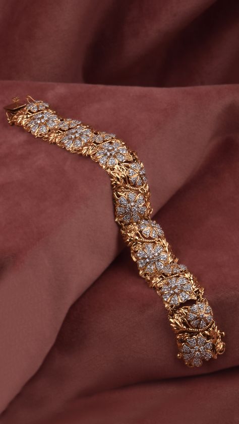 Gold And Diamond Bracelet, قلادات متدلية, Antique Jewellery Designs, Handmade Gold Jewellery, Gold Jewelry Stores, Indian Jewellery Design Earrings, Wedding Jewellery Collection, Jewelry Bracelets Gold, Floral Bracelet