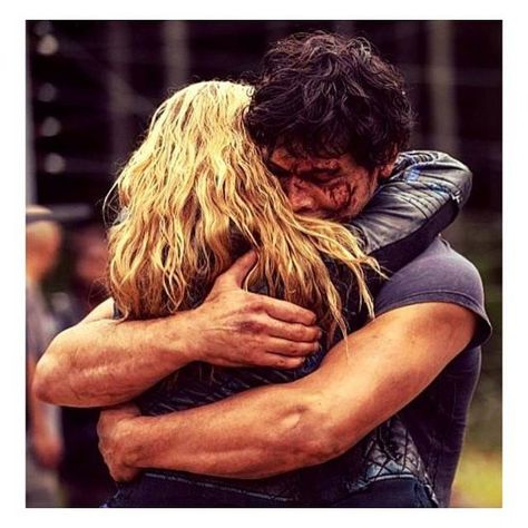 Bellamy and Clarke || Bellarke || CW The 100 ll this hug says everything Bellarke Fanfiction, The 100 Cast, Photo Facebook, The 100 Show, Bob Morley, Eliza Taylor, Orphan Black, We Meet Again, The Hundreds