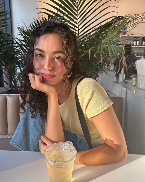 Kiana Davis Instagram, Kiana Davis Hair, European Curly Hair, Curly Hair Instagram Pictures, Kiana Davis, Pretty Celebrity, Curly Hair Photos, Life Lately, Photography Posing Guide