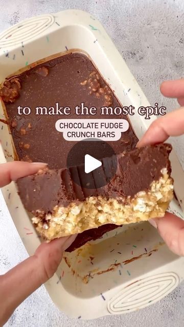 Vegan Recipes on Instagram: "🌱recipe below 👇 follow for more!  By: @mrshollingsworths The most EPIC no bake treat! Get ready for these five ingredient chocolate fudge crunch bars. They take literally minutes to make, INCREDIBLY tasty and no bake too. Absolute heaven in every bite 😋 hit SAVE and make sure you give them a go!  You’ll need  👩🏽‍🍳  For the base  🔹6 rice cakes  🔹4 tbsp maple syrup 🔹1/3 cup coconut oil, melted 🔹1/3 cup cashew butter (or any other nut butter) For the chocolate fudge 🔹1/2 cup cacao powder 🔹1/2 cup maple syrup 🔹1/4 cup cashew butter (or any other nut or seed butter) 🔹1/2 cup coconut oil, melted  ▫️To make the flapjacks, just combine the ingredients in a mixing bowl and stir well.  ▫️Spoon into a lined baking tin or mould and press down evenly to make s Cacao Powder Recipe, Crunch Bars, Fudge Bars, Crunch Bar, Gluten Free Sweet, Gf Desserts, Slices Recipes, Protein Recipes, Cashew Butter