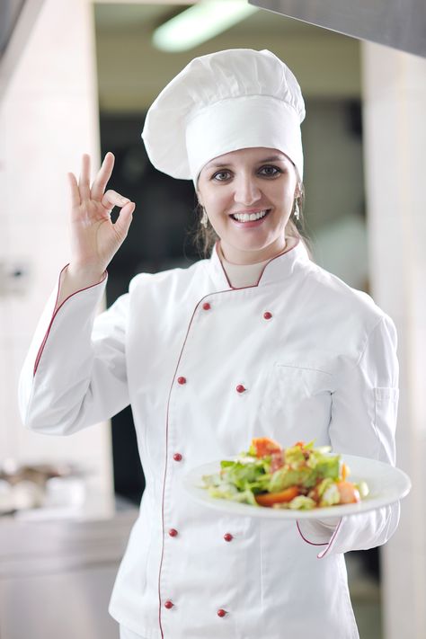 Female chef presenting prepared food #personalchefday #personalchef #dontwanttocooktonight #ifihadapersonalchef #cookformeplease #cookingisnotforme #kitchenduties #pixhill Female Chef Photography, Chef Poses, Chef Woman, Chef Photography, Chef Outfit, Chef Pictures, Chef Costume, Restaurant Uniforms, Chef Jackets