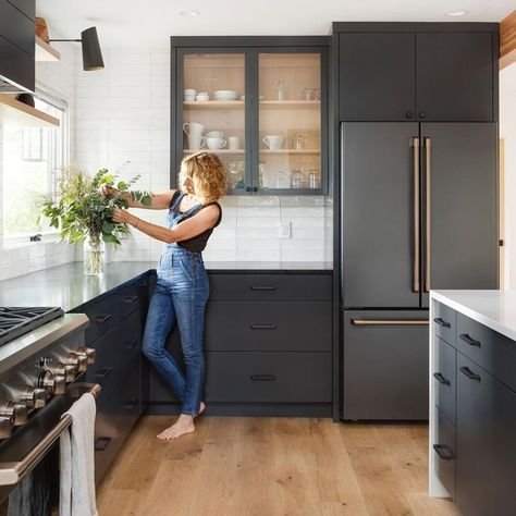 Cafe Appliances on Instagram: “Cheers to 2020 in this beautiful kitchen by @annawestinteriors! #distinctbydesign . . . Today seems to be a day for reflection. 2019 was…” Appliances White, Black Appliances Kitchen, Matte Black Kitchen, White Tile Backsplash, Black Appliances, Black Kitchen Cabinets, White Appliances, White Kitchen Design, Dark Kitchen Cabinets