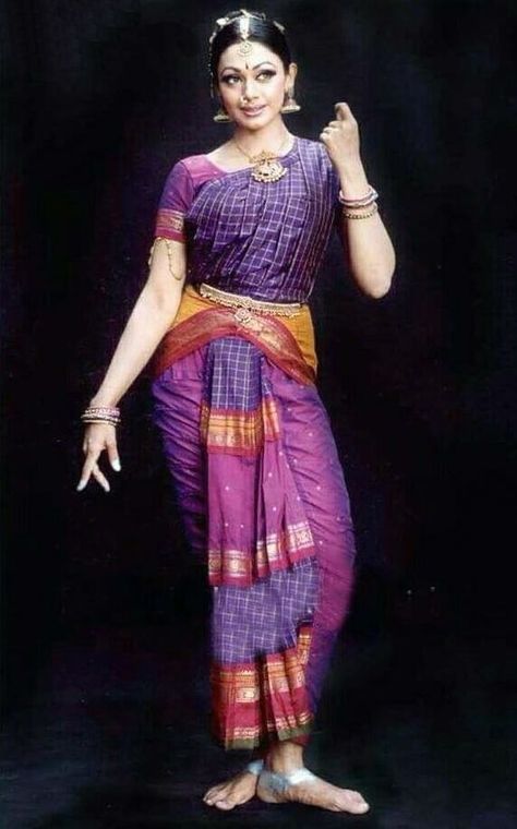 Bharatnatyam Dance, Bharatanatyam Costume, Bharatanatyam Dancer, Form Inspiration, Indian Classical Dancer, Dance Forms, Bharatanatyam Poses, Dance Of India, Body Female