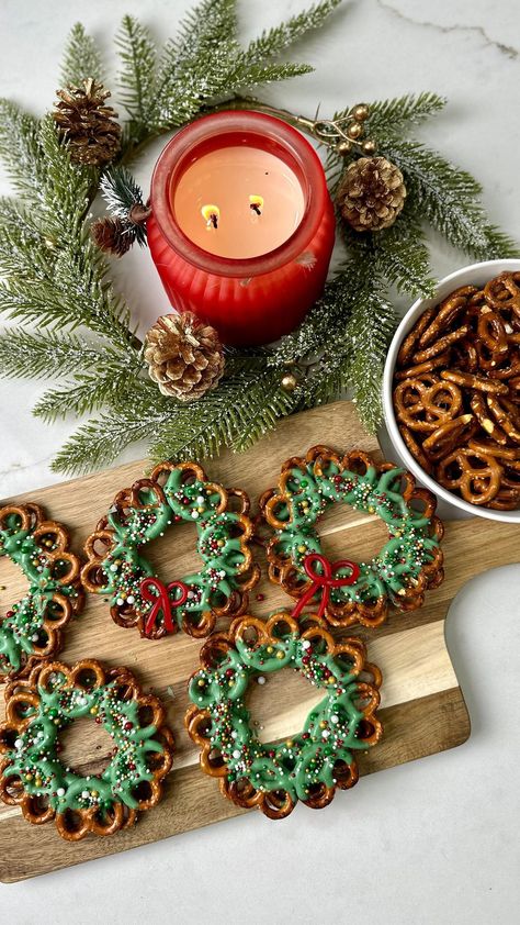 How cute are these pretzel wreaths?! 🎄 I love how easy they are to make and that it doesn’t require baking! Share this fun idea with a… | Instagram Pretzel Wreath Christmas, Christmas Treats Pretzels, Pretzel Wreath, Diy Christmas Hampers, Christmas Pretzels, Christmas Cookie Party, Dipped Pretzels, Wreath Cookies, Mini Pretzels