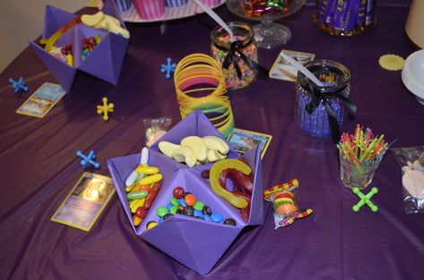 90s themed decorations 90s Halloween Party, 90s Party Ideas, 21st Birthday Themes, 90s Party Decorations, Decades Party, Throwback Party, 2000s Party, 90s Theme Party, 80s Theme Party