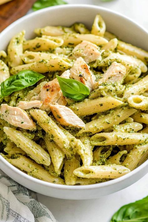 This creamy chicken pesto pasta is the perfect weeknight dinner. It combines juicy chicken, rich pesto sauce, and a hint of sun-dried tomatoes for a wonderful burst of flavor! Penne Pasta Primavera, Creamy Chicken Pesto Pasta, Pesto Pasta Recipes Chicken, Pasta Casseroles, Chicken Pesto Pasta, Creamy Pesto Chicken Pasta, Pesto Pasta Recipe, Pasta Primavera Recipe, Creamy Pesto Pasta