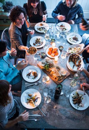 Dinner Party People, Table D Hote, Outdoor Food, Snacks Für Party, Dinner With Friends, Wine And Dine, Open Kitchen, A Group, Food Styling