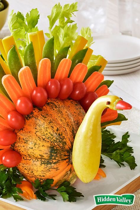 Involve the kids in making this 5-step veggie turkey, an appetizer vegetable platter that's also a festive Thanksgiving centerpiece. Add some dip, and you'll be sure to keep everyone happy while they're waiting for the real bird to come out of the oven! Veggie Turkey, Kid Friendly Appetizers, Thanksgiving Fruit, Decorações Com Comidas, Vegetable Platter, Thanksgiving Treats, Creative Kitchen, Hidden Valley, Veggie Tray