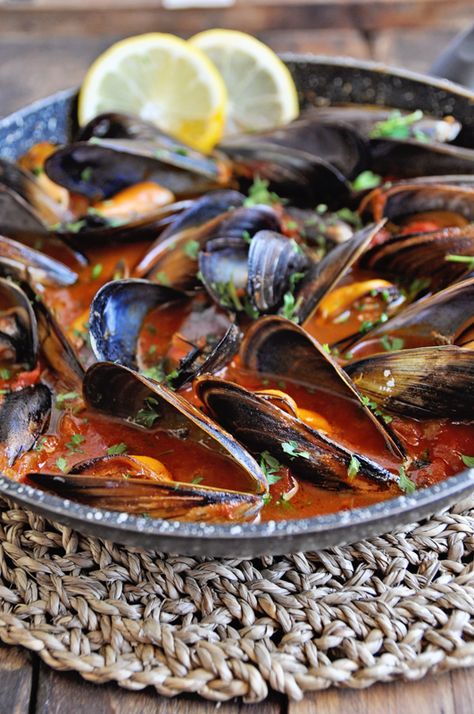 Spanish Mussels Recipe, Spanish Mussels, Steamed Mussels, Mussels Recipe, Shellfish Recipes, Spanish Food, Fish Dishes, Seafood Dishes, Fish And Seafood