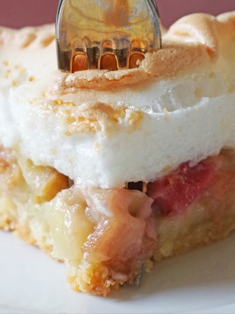 Pie Meringue, Rhubarb Meringue Pie, Rhubarb Meringue, Meringue Dessert, Best Rhubarb Recipes, Rhubarb Bars, Rhubarb Tart, Meringue Desserts, Rhubarb Desserts