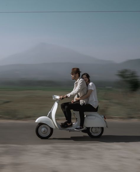 Couple On Scooty, Prewedding Vespa, Couple On Vespa, Motor Outfit, Vespa Wedding, Vespa Smallframe, Beatles Wallpaper, Biker Wedding, City Wedding Photos