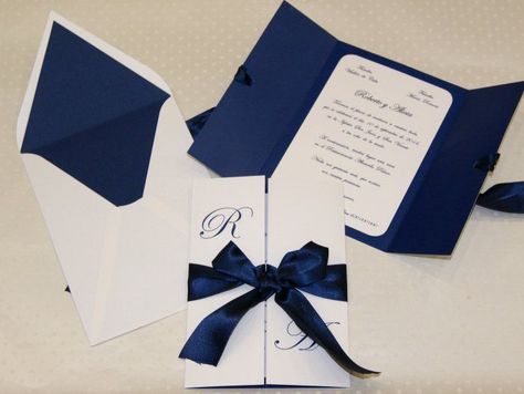 Boda en azul marino - Dale Detalles Beach Wedding Coral, Navy Blue Wedding, Wedding Prep, Navy Wedding, Wedding Card Design, Wedding Time, Wedding Invitations Rustic, Wedding Invitation Cards, Wedding Card