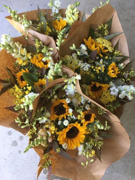 Sunflower Market Bouquet, Bouquet Of Flowers Fall, Flower Market Bouquet, Farm Flower Arrangement, Floral Arrangement Photography, Farm Fresh Flowers, Flower Farm Bouquets, Sun Flower Bouquet Simple, Market Bouquets Fresh Flowers