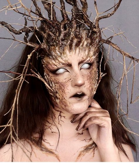 rutegc_sfx  Dryad is a tree nymph or tree spirit in Greek mythology. Dryads were originally the spirits of oak trees, but the name was later applied to all tree nymphs. It was believed that they lived only as long as the trees they inhabited. Greek Mythology Makeup, Scary Halloween Makeup Ideas, Tree Nymph, Scary Halloween Makeup, Spirit Costume, The Legend Of Sleepy Hollow, Dark Fairytale, Halloween Makeup Ideas, Haunted Forest