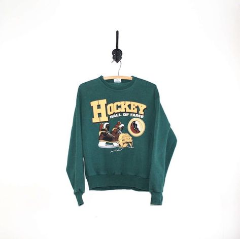 Old school hockey hall of fame gift shop sweatshirt. Features a graphic of the halls emblem, a pair of skates and a helmet. The sweatshirt is thick with perfect ribbed cuffs around the hips, sleeves and collar. Suuuuuper 90s! Unisex Vintage 1990s hockey hall of fame sweatshirt. Label: Green Bay Packers Sweatshirt, Packers Sweatshirt, Nfl Sweatshirt, Football Retro, Outfits Everyday, Green Bay Packers Football, Football Vintage, Packers Football, Nfl Packers