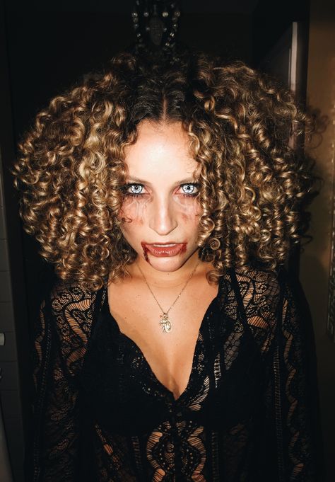 Curly Hair Vampire. Vampire diaries makeup. #vampire #tvd #vampirecostume #vampirediariesmakeup #curlyhairstyles #halloweencurly #curlygirl #shortcurlyhair Curly Vampire Hair, Curly Hair Halloween, Vampire Diaries Makeup, Makeup Vampire, Vampire Hair, Hair Halloween, Blonde Curls, Vampire Costume, Medium Curly Hair Styles