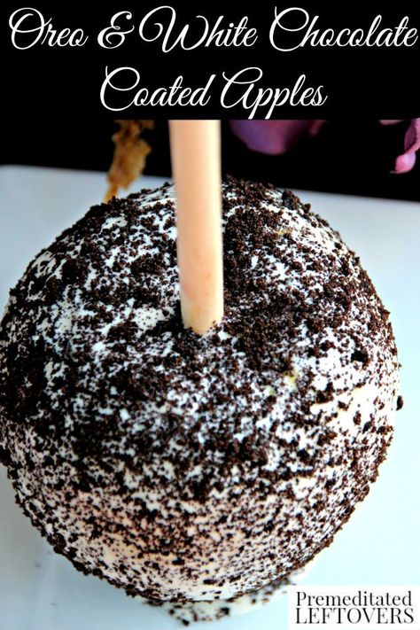 These Oreo & White Chocolate Covered Apples Recipe are a great addition to your desserts. These candy apples are easy to make, delicious for everyone to enjoy, and of course they display beautifully. Perfect for a fall harvest party or use as a creative party favor idea! Oreo Apples Chocolate Covered, Oreo Caramel Apples, Oreo Candy Apples, Chocolate Apples Ideas, Diy Chocolate Covered Apples, White Chocolate Apples, Diy Gourmet Apples, Chocolate Dipped Apples On A Stick, Chocolate Covered Apples Halloween