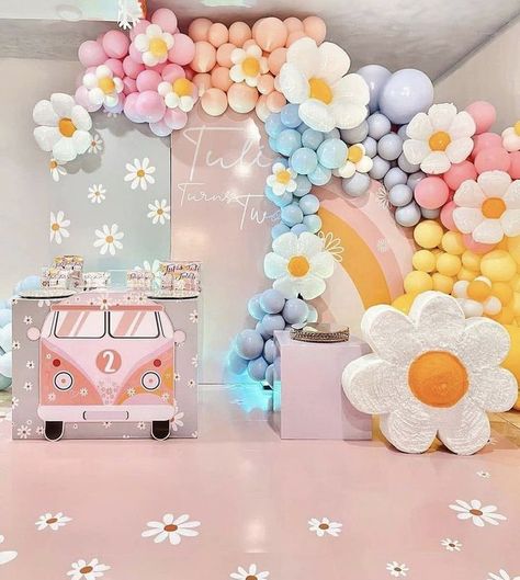 Pastel Flower Themed Birthday Party, Hippies Birthday Party, Pastel Flower Birthday Party, Unique Birthday Themes Girl, Pastel Daisy Birthday Party, Daisy Flower Birthday Party Ideas, Hippie Birthday Party Ideas, Daisy Birthday Party Decorations, Daisy Birthday Party Ideas