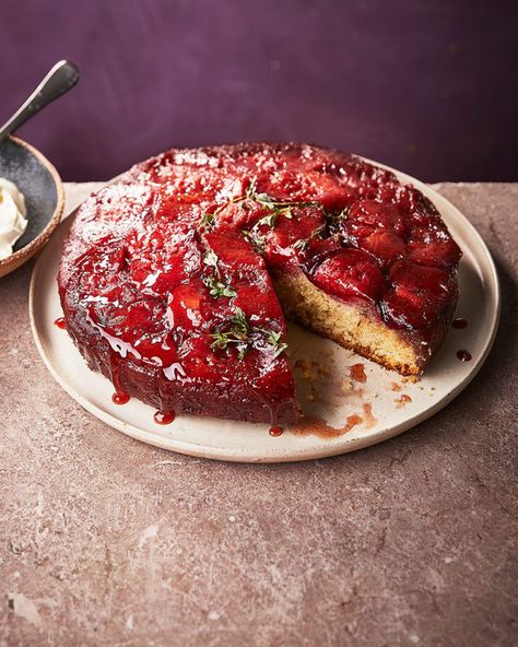 Best Plum Recipes, Cake With Oats, Plum Upside Down Cake, Apricot Recipes, Plum Recipes, Afternoon Tea Recipes, Tray Bake Recipes, Plum Pudding, Custard Cake