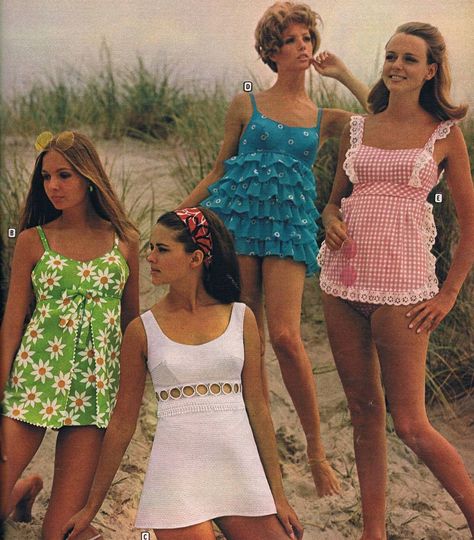 340 Likes, 5 Comments - 🌼1960s and 1970s🌼 (@marrakeshexpress) on Instagram: “Beach day 🌞🌊 #60s #vintagebeach #60sstyle #vintagefashion” 60s Beach, 60s 70s Fashion, 60s And 70s Fashion, Vintage Bathing Suits, 70’s Fashion, Look Retro, Sixties Fashion, Vintage Swimwear, Vintage Swimsuits