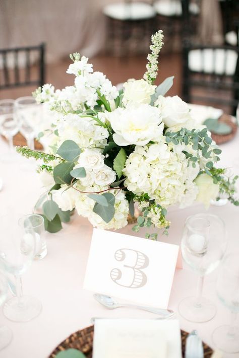 Hydrangea Centerpiece Wedding, Low Wedding Centerpieces, White Hydrangea Wedding, White Wedding Centerpieces, Greenery Wedding Centerpieces, White Flower Arrangements, White Centerpiece, Hydrangeas Wedding, Flowers And Greenery