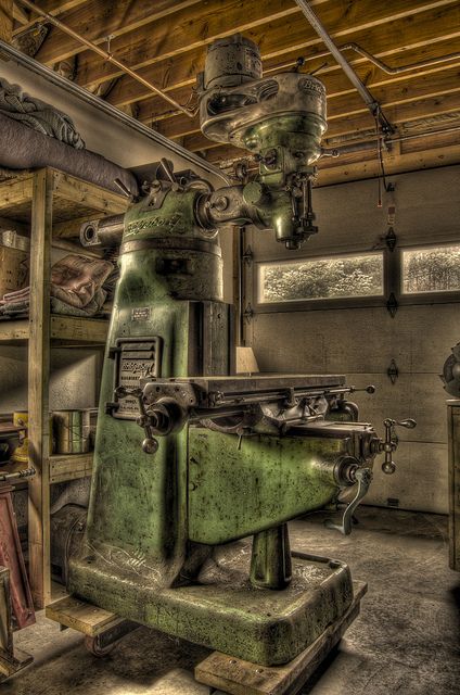 More real deal: Bridgeport milling machine (built in 1948). From ideas to reality in metal work Monster Poses, Bridgeport Mill, Vertical Milling Machine, Metal Working Machines, Machinist Tools, Metal Fab, Milling Machines, Industrial Machine, Mean Green