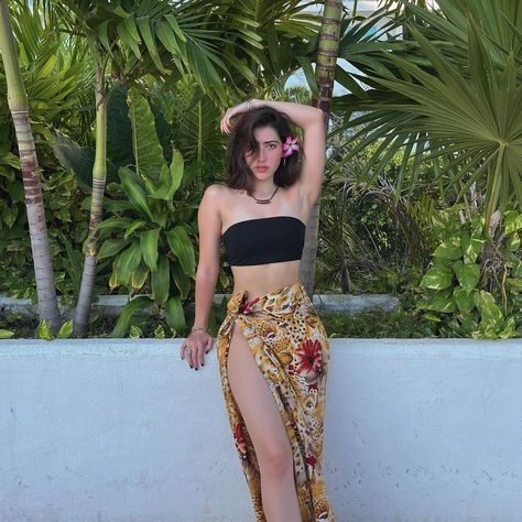 Cute Vacation Outfits Tropical, Beachy Skirts, Goa Outfits Women, Skirt Beach Outfit, Skirts Aesthetic, Vacation Beach Outfit, Beach Picture Outfits, Summer Beach Pictures, Skirt Aesthetic