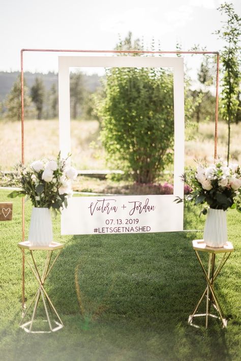 Photo Booth Diy, Sunny Backyard, Diy Wedding Photo Booth, Outdoor Wedding Backdrops, Booth Diy, Wedding Sign Decor, Diy Backyard Wedding, Photo Booth Backdrop Wedding, Wedding Photo Booth Props