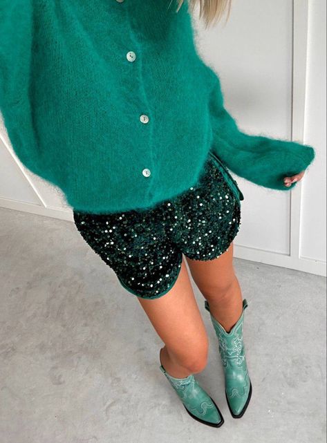 Sequin Shorts Outfit, Training Contract, New Years Eve Outfits, Vogue Fashion, Outfit Inspo Fall, Daily Outfits, Short Outfits, Autumn Winter Fashion, Pretty Outfits